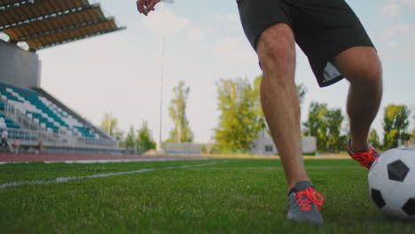 Professioneller-Fußballspieler.-Ein-Mann-Rennt-Mit-Einem-Fußball-Auf-Ein-Fußballfeld-In-Einem-Stadion-Und-Demonstriert-Dabei-Hervorragendes-Dribbeln-Und-Ballkontrolle.